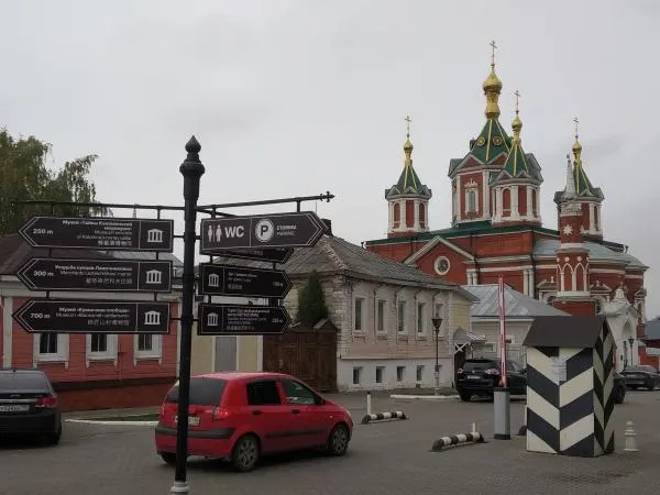 Улица Лажечникова в Коломне. Вид на собор Воздвижения Честного Креста Господня (или Крестовоздвиженский)