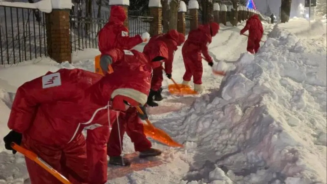 Мстители в красном: в Дмитрове появился таинственный отряд по борьбе с сугробами