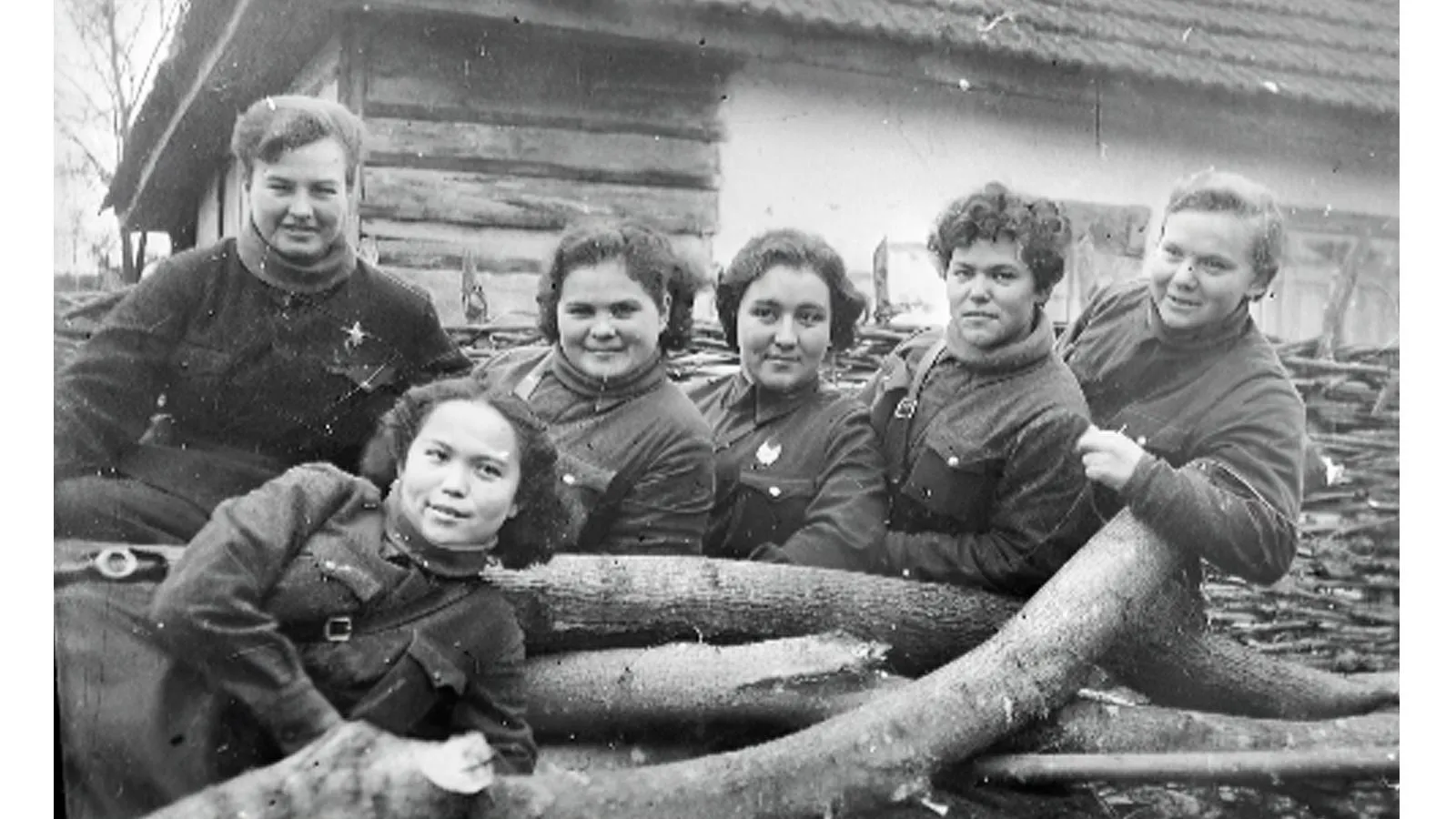 Хиуаз Доспанова (впереди) с боевыми подругами, станица Ассиновская, 1942 год. Евгений Халдей