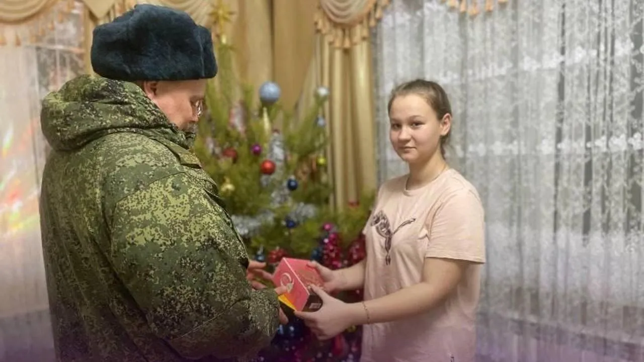 Подмосковные волонтеры поздравили с Новым годом врачей, спасателей и военных