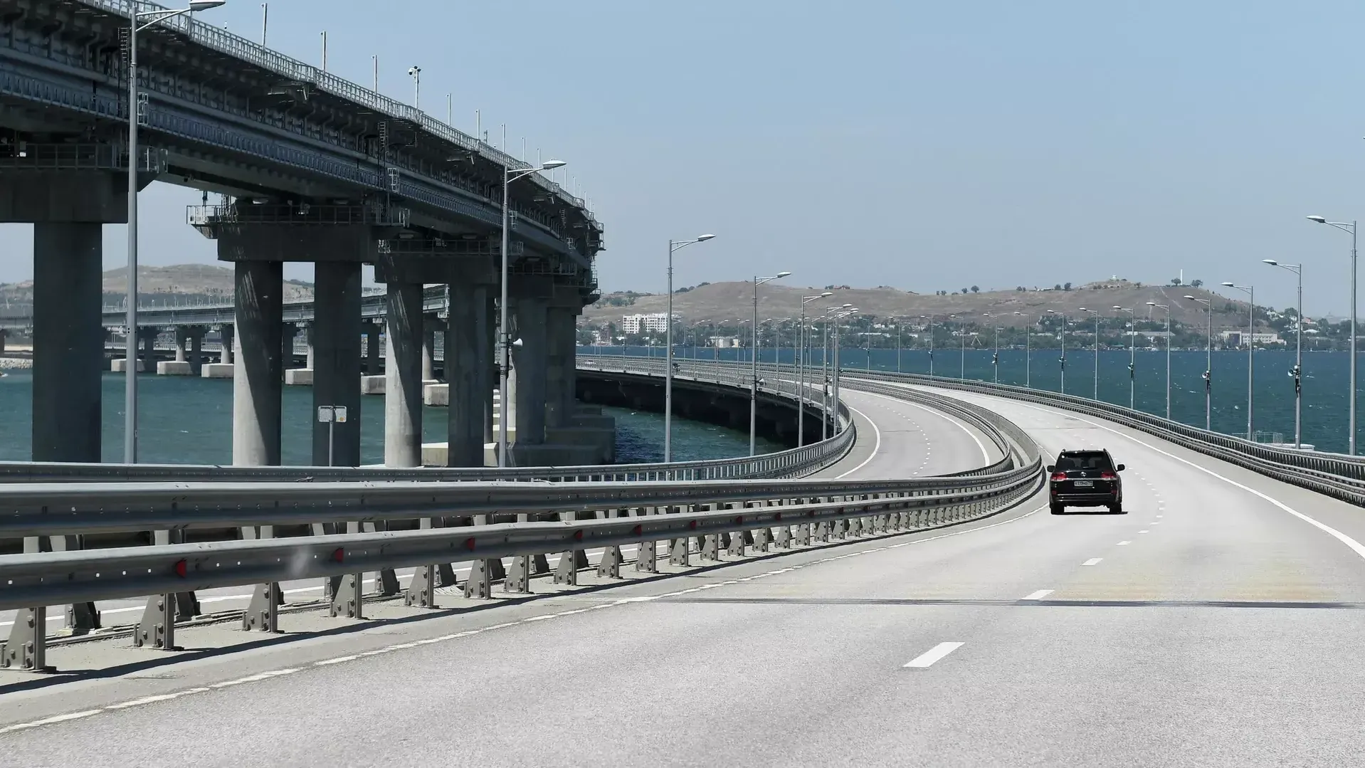 Движение автотранспорта по Крымскому мосту временно перекрыто