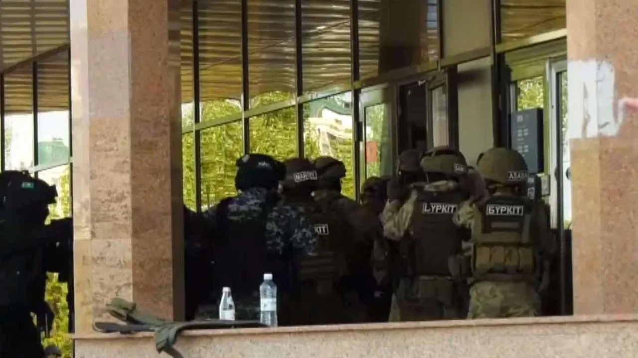 В Астане огласили приговор мужчине, удерживавшему заложников в банке