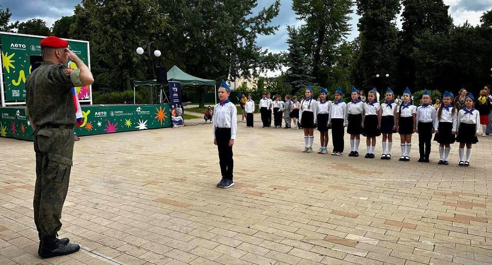 Подмосковные росгвардейцы провели смотр строя и песни среди юнармейских отрядов