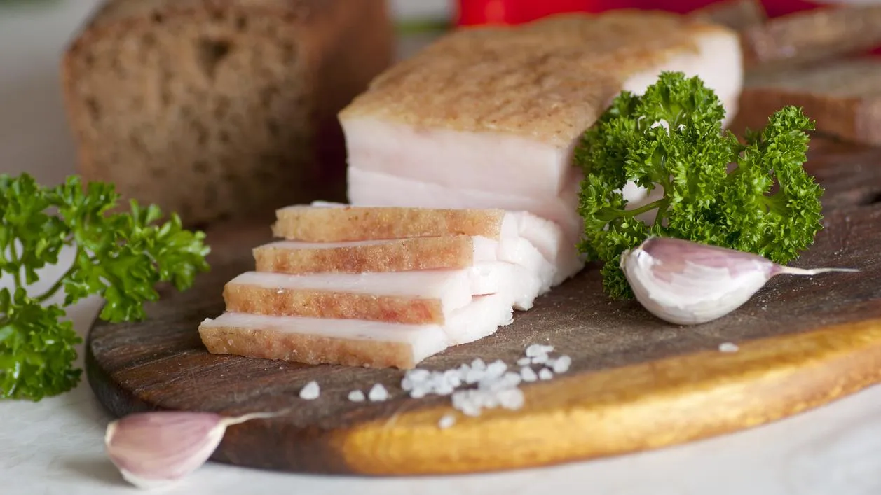 Диетолог рассказала о пользе сала: содержит селен и витамин D