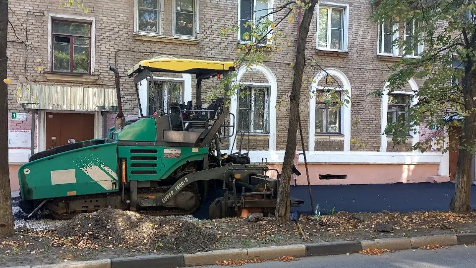 Фото: REGIONS/Олег Книжник. На фото: ремонт тротуара на проезде Чернышевского