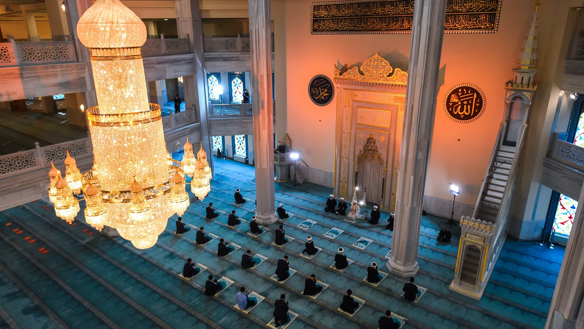 Штраф за еду на улице: МИД предупредил туристов о правилах Рамадана