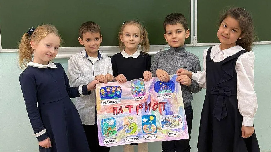 Пушкинские первоклассники создали коллаж ко Дню воинской славы России