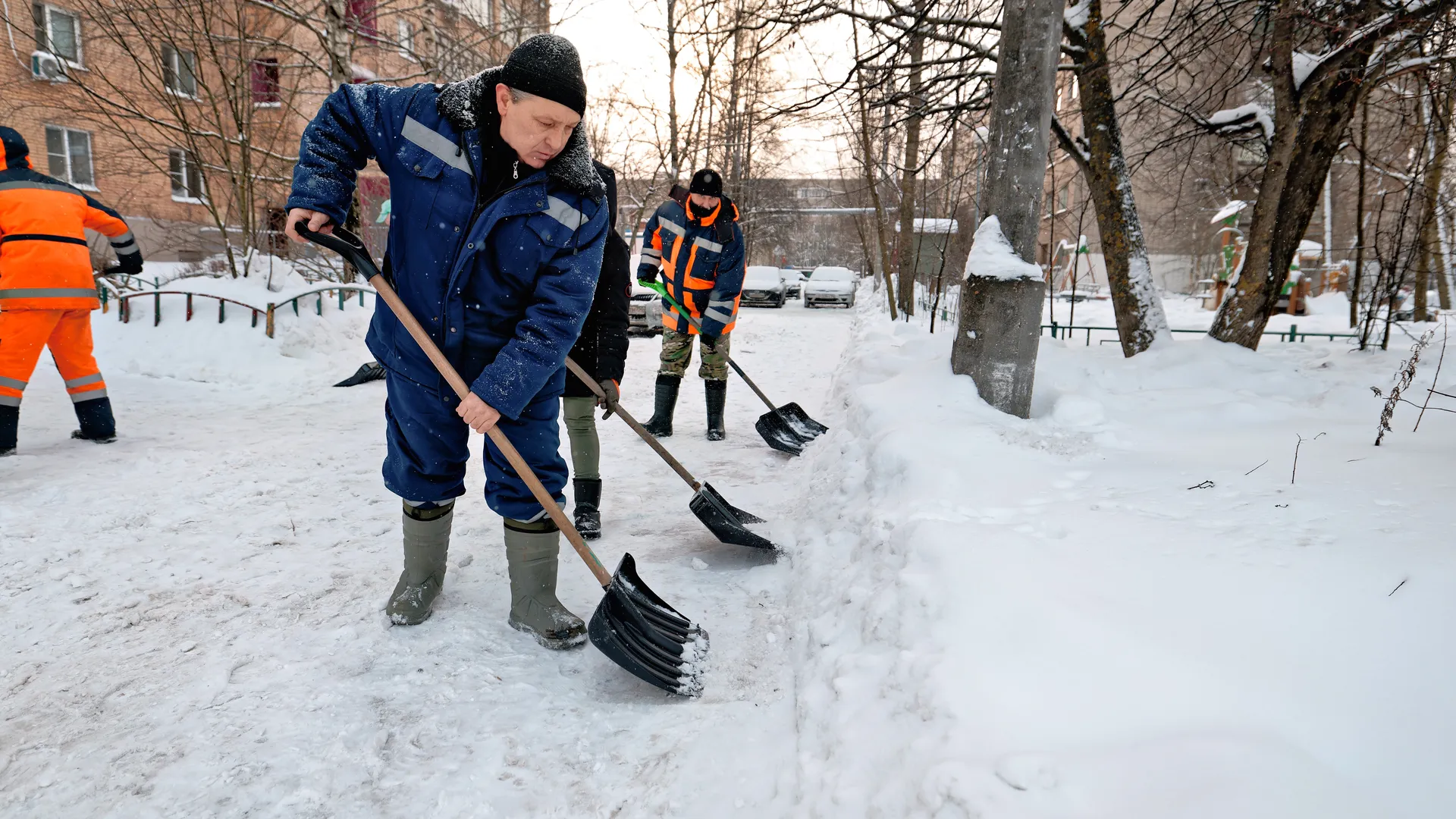Босиком в кроксах в мороз: пермяк в шортах показал мастер класс по уборке сугробов-великанов