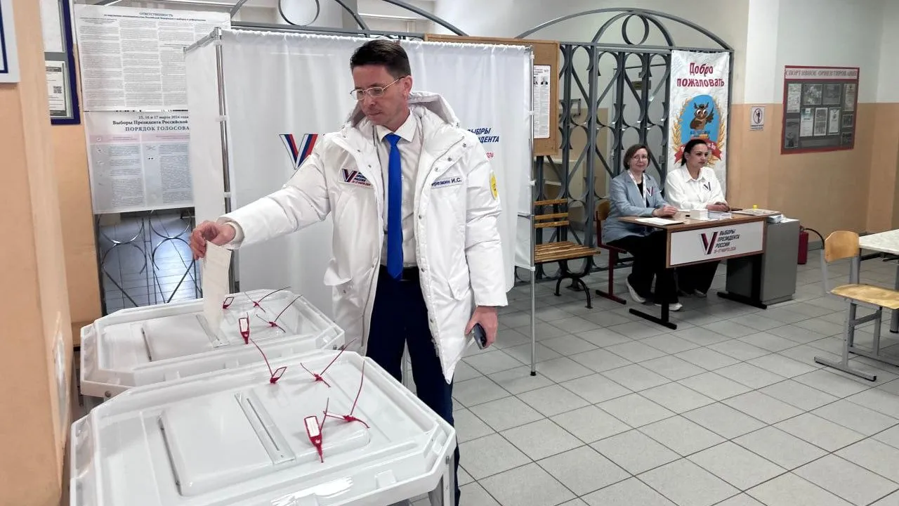 Председатель Мособлизбиркома проголосовал на избирательном участке в Красногорске