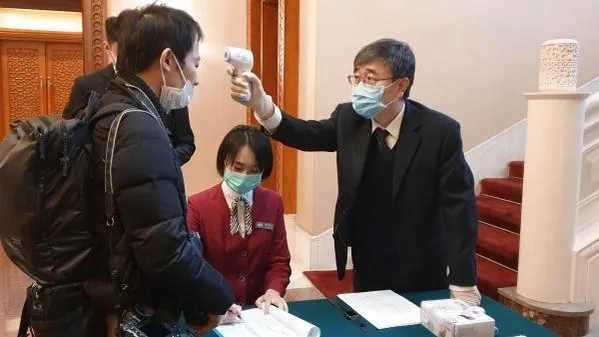 В Китае разработали робота, который будет выявлять больных коронавирусом