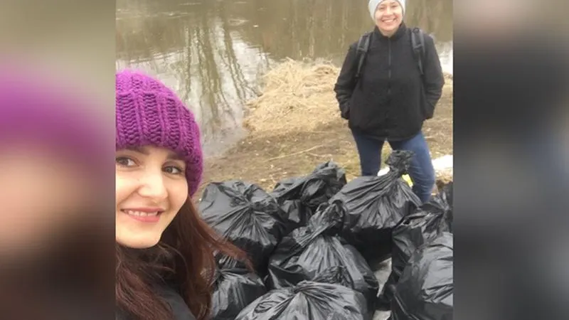 Две подруги почистили берег реки Клязьмы в Орехово-Зуево