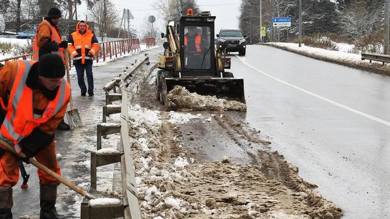 Тринадцать тысяч километров региональных дорог очистили и обработали в МО за сутки