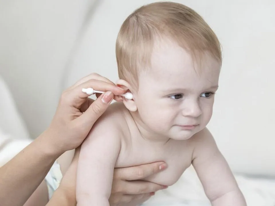 «Сера — естественная защита»: педиатр рассказала, как часто стоит чистить уши новорожденному