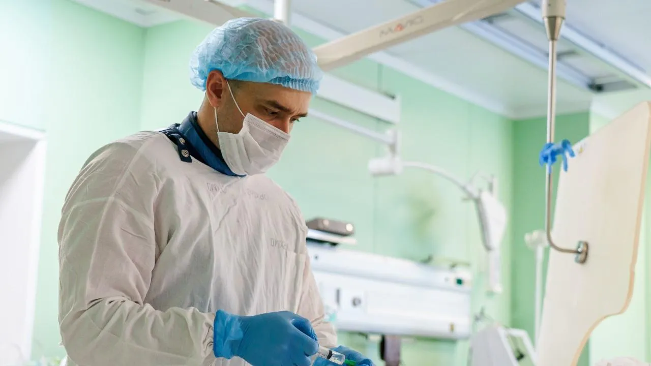 Врачи в Видном помогли девушке, которая сломала нос, уронив на него мобильный телефон