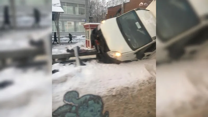 Грузовик «залез» на отбойник в Химках и встал на два колеса