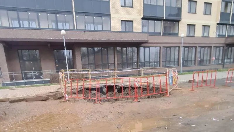 В Электростали прямо перед домом обвалился грунт