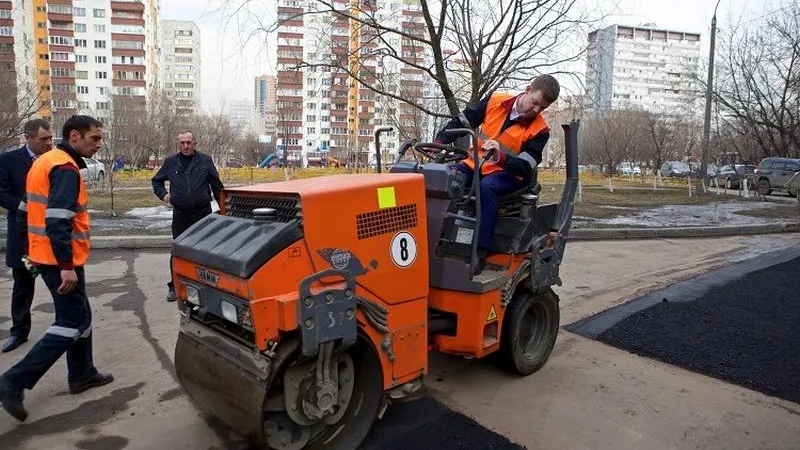 Глава Реутова лично залатал дорожную яму