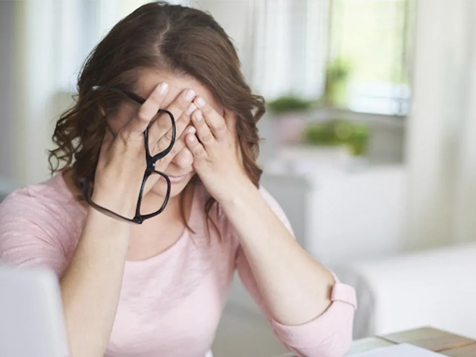 «Последствия серьезны»: как отличить мигрень от других головных болей, и когда из-за нее нужно бежать к врачу