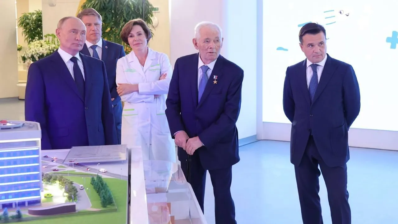 Владимир Путин поздравил Леонида Рошаля с открытием детской клиники в Подмосковье