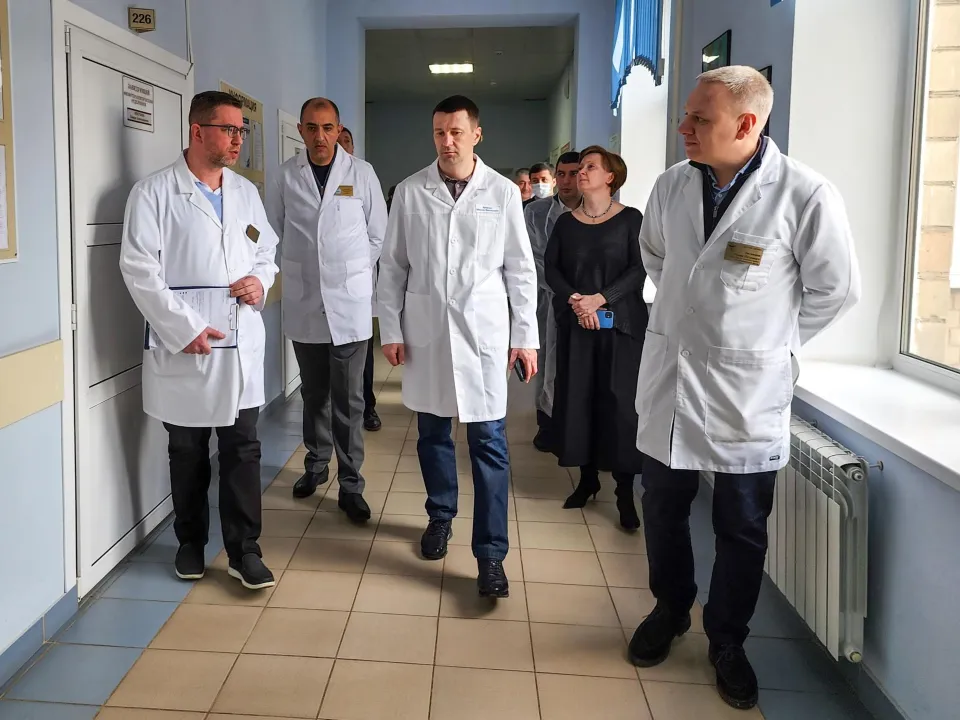 Максим Забелин (в центре) в нейрохирургическом отделении. Фото: Мария Андрюхина