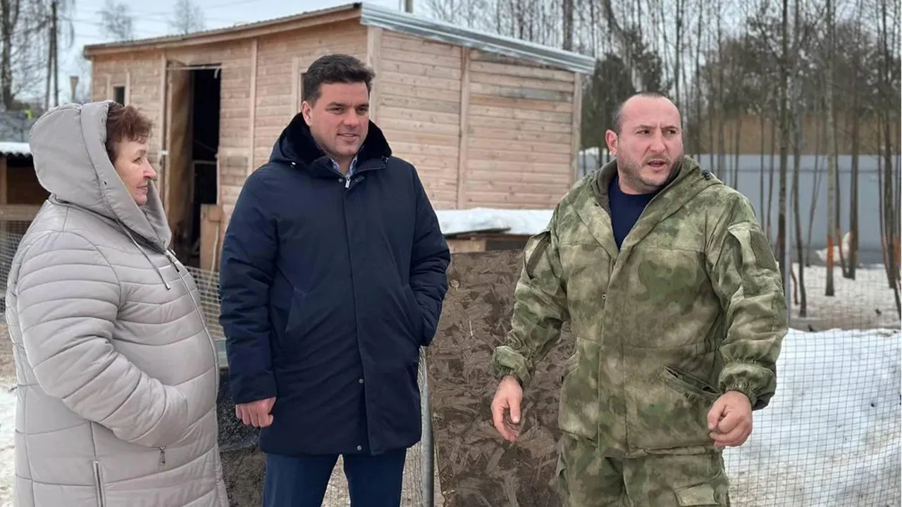 Лидия Афанасьева (слева), Денис Мордвинцев (в центре) и Роман Гомыляев на ферме. Фото: пресс-служба администрации Можайского округа