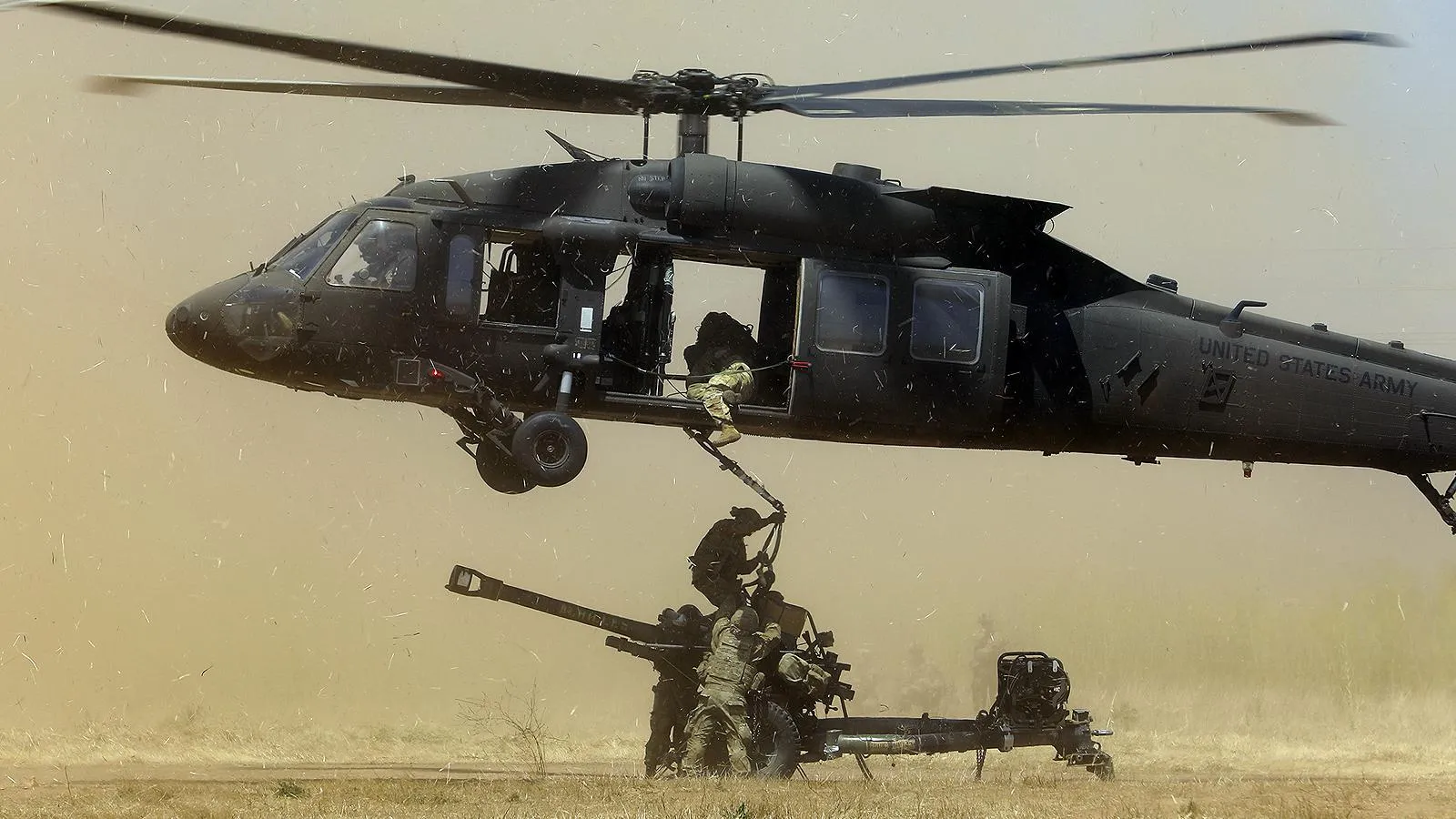 Солдаты США грузят гаубицу M1193A на Sikorsky UH-60 Black Hawk во время ежегодных учений, Калифорния, 17 июля 2024 года. Sgt. William Griffin