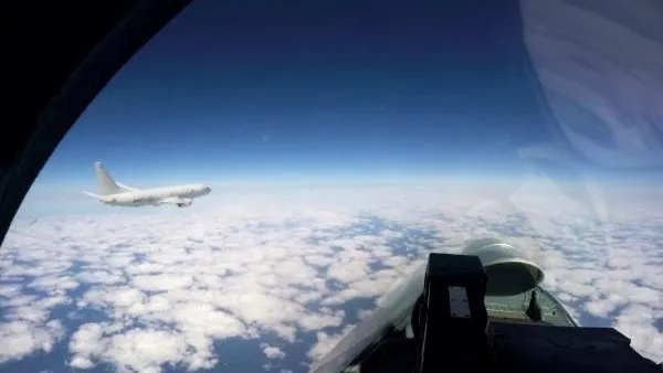 Российский истребитель Су-27 перехватил американский самолет над Черным морем