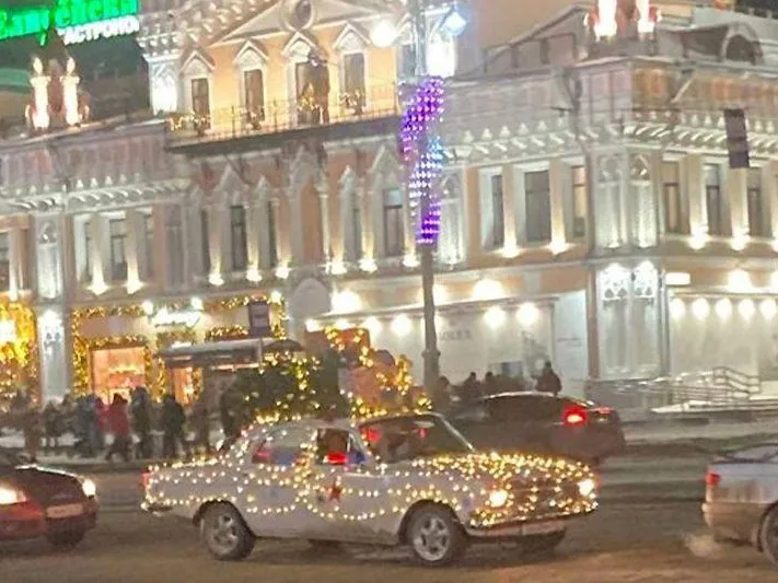 Новогодняя «Волга», обвешанная гирляндами, катается по центру Екатеринбурга