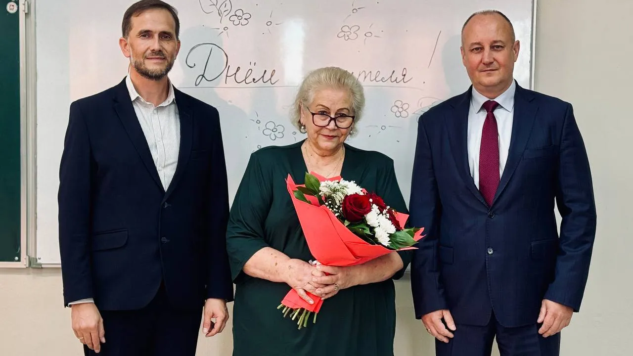 Глава округа вручил цветы учителю истории Валентине Воробьевой. Фото: t.me/dmitriyvikulov