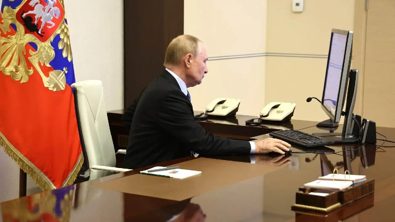 В Генуе расклеили листовки с поздравлениями Путину с днем рождения