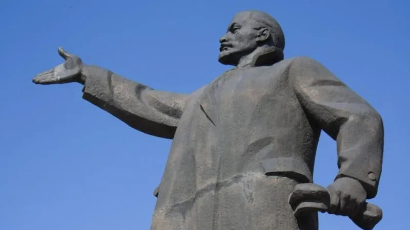 Хулиганы в Пролетарском «вернули в ад» памятник Ленину