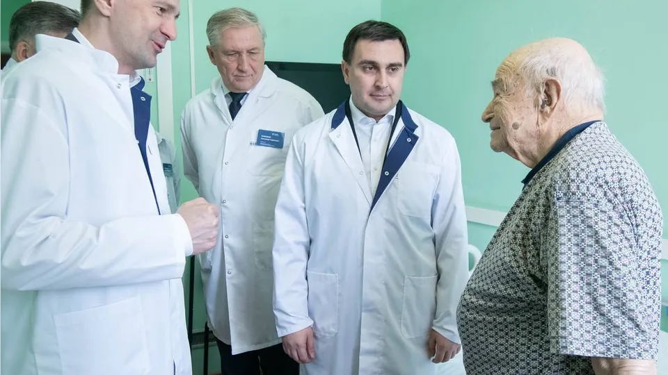 Министр здравоохранения МО Максим Забелин и глава Реутова Филипп Науменко поздравляют ветерана Владимира Поляченко с Днем космонавтики. Фото: администрация г.о. Реутов