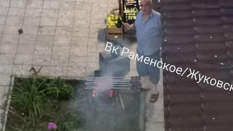 Продавец, готовивший шашлыки, не отходя от кассы, удивил прохожих в Раменском