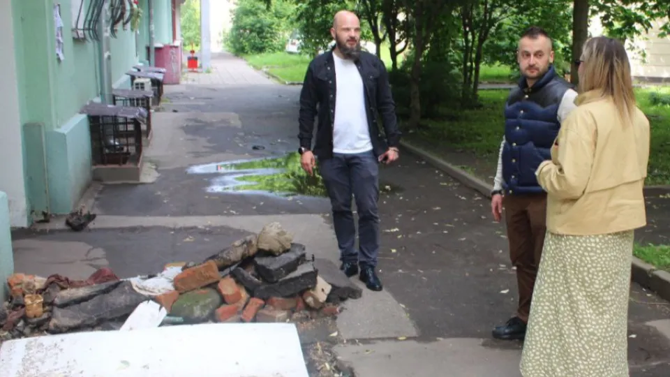 Двор на Московской проинспектировал начальник управления благоустройства, дорожного хозяйства и транспорта Фрязино Павел Никишкин. (на фото слева). Фото: пресс-служба администрации г.о. Фрязино