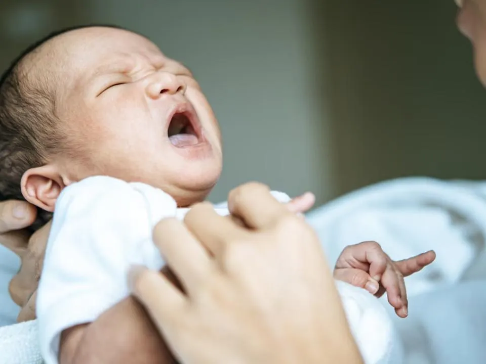 Чрезмерные капризы и одышка: какие сигналы помогут вовремя распознать серьезное заболевание у новорожденного