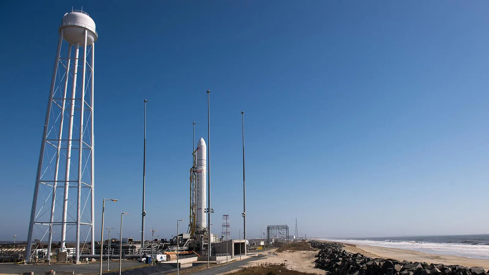 Одноразовая ракета-носитель Antares, изготовленная с участием Южмаша, США, 2013 год