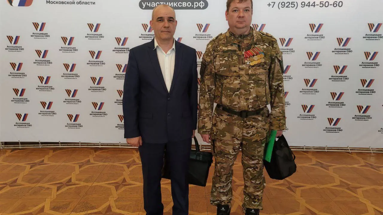 Глава Краснознаменска Владимир Пирогов (слева), руководитель Ассоциации ветеранов СВО Краснознаменска Дмитрий Лебедев (справа). Фото: администрация г.о. Краснознаменск