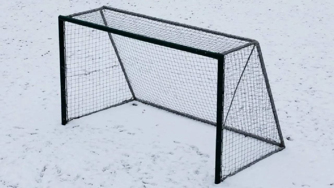 Германию замело: футбольные матчи переносят из-за погодных условий