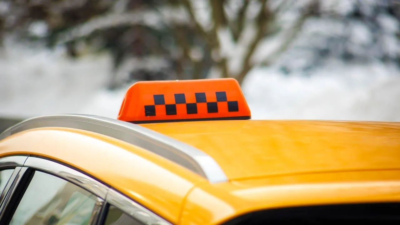 В России предложили ограничить рост цен на такси во время снегопадов