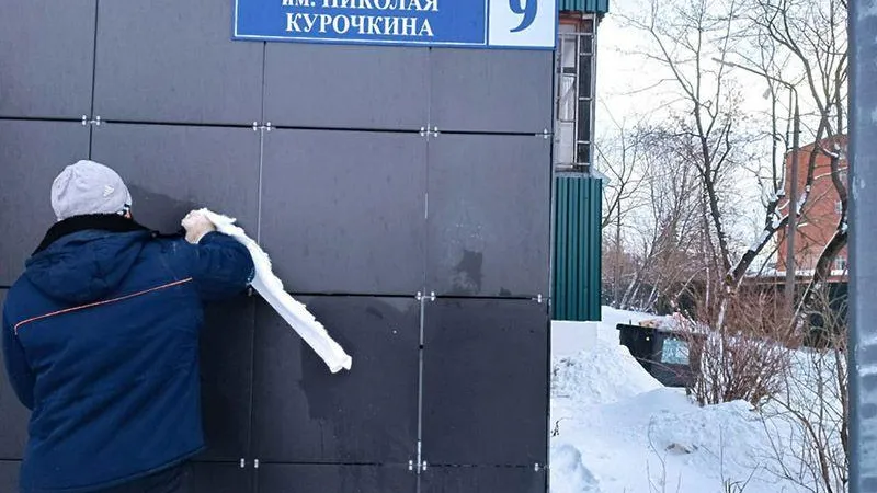 Коммунальные службы Истры избавили подъезды и фасады зданий от рисунков и надписей