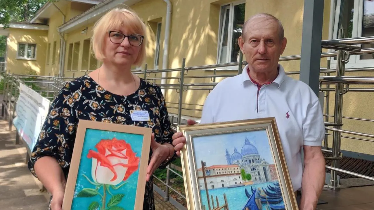 Подмосковный офицер подарил свои картины реабилитационному центру