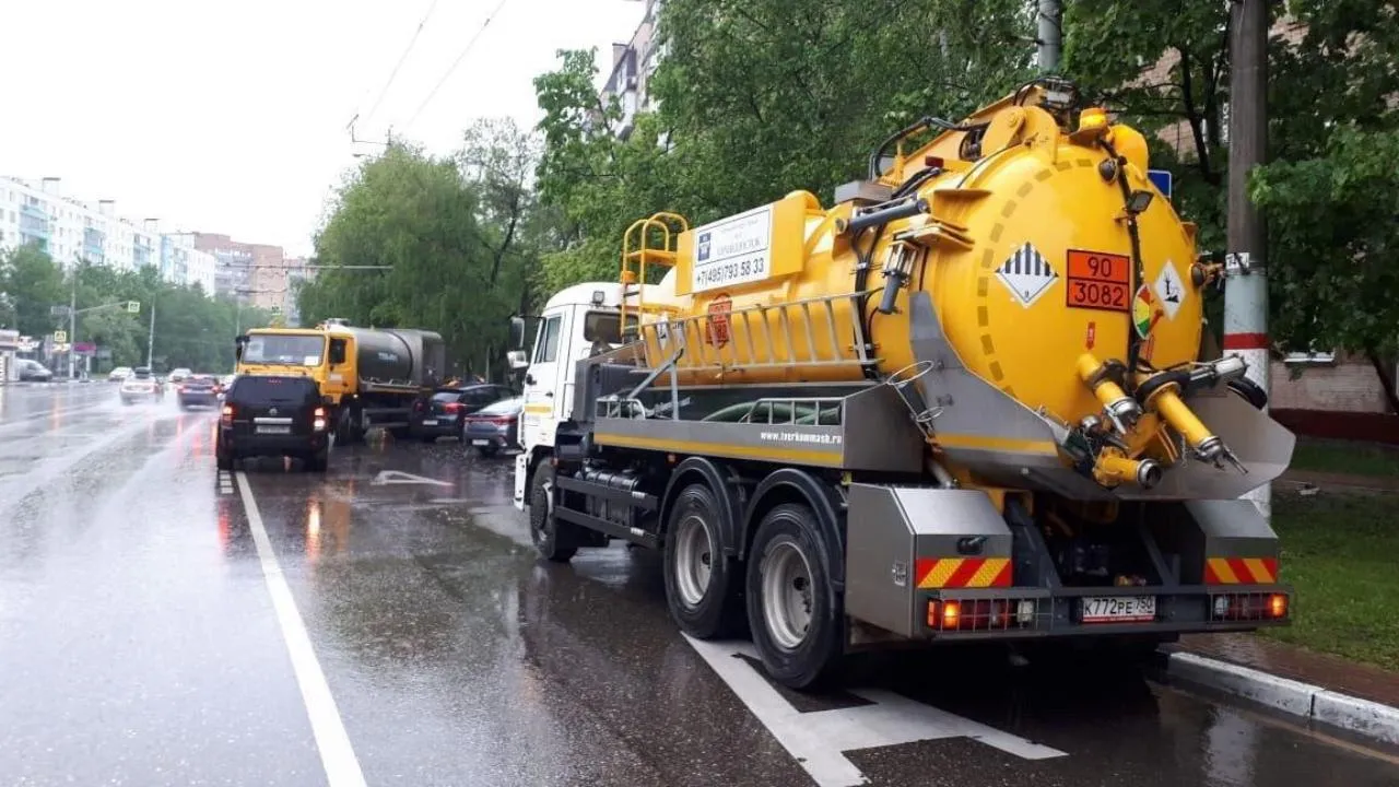 Последствия непогоды ликвидируют на дорогах в Подмосковье