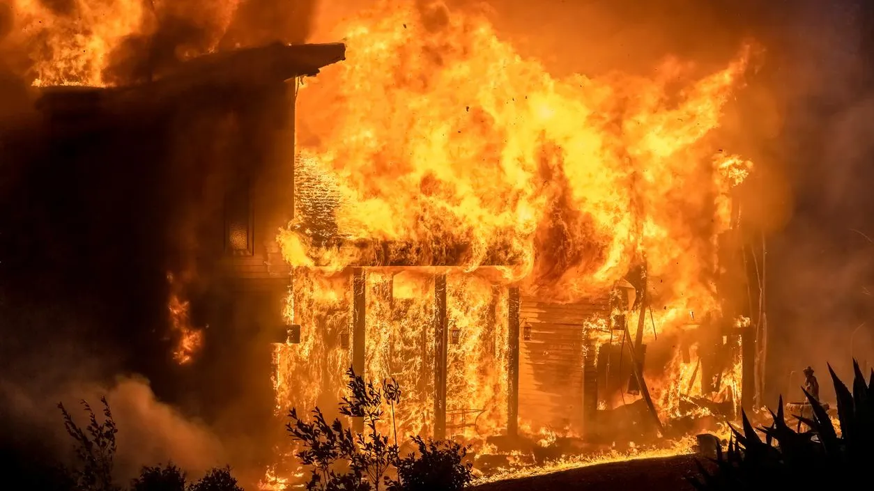 В Волгограде беспилотник упал на территорию детского сада и вызвал пожар на заводе