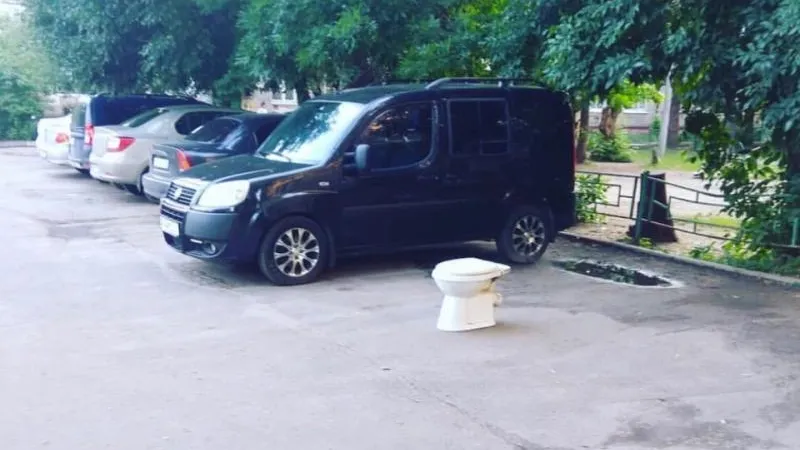 Автолюбитель занял место на парковке с помощью унитаза в Орехово-Зуево
