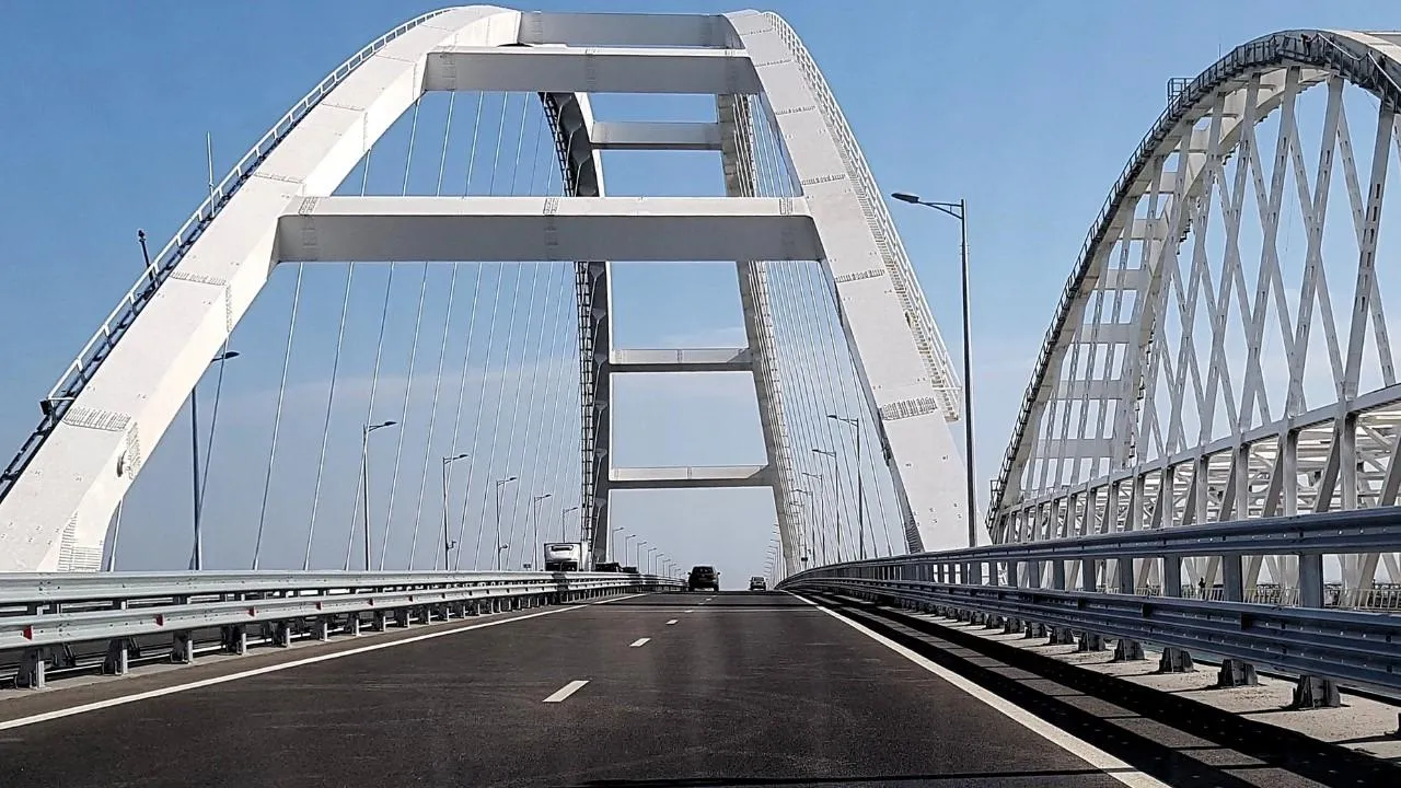 На Крымском мосту перекрыли движение