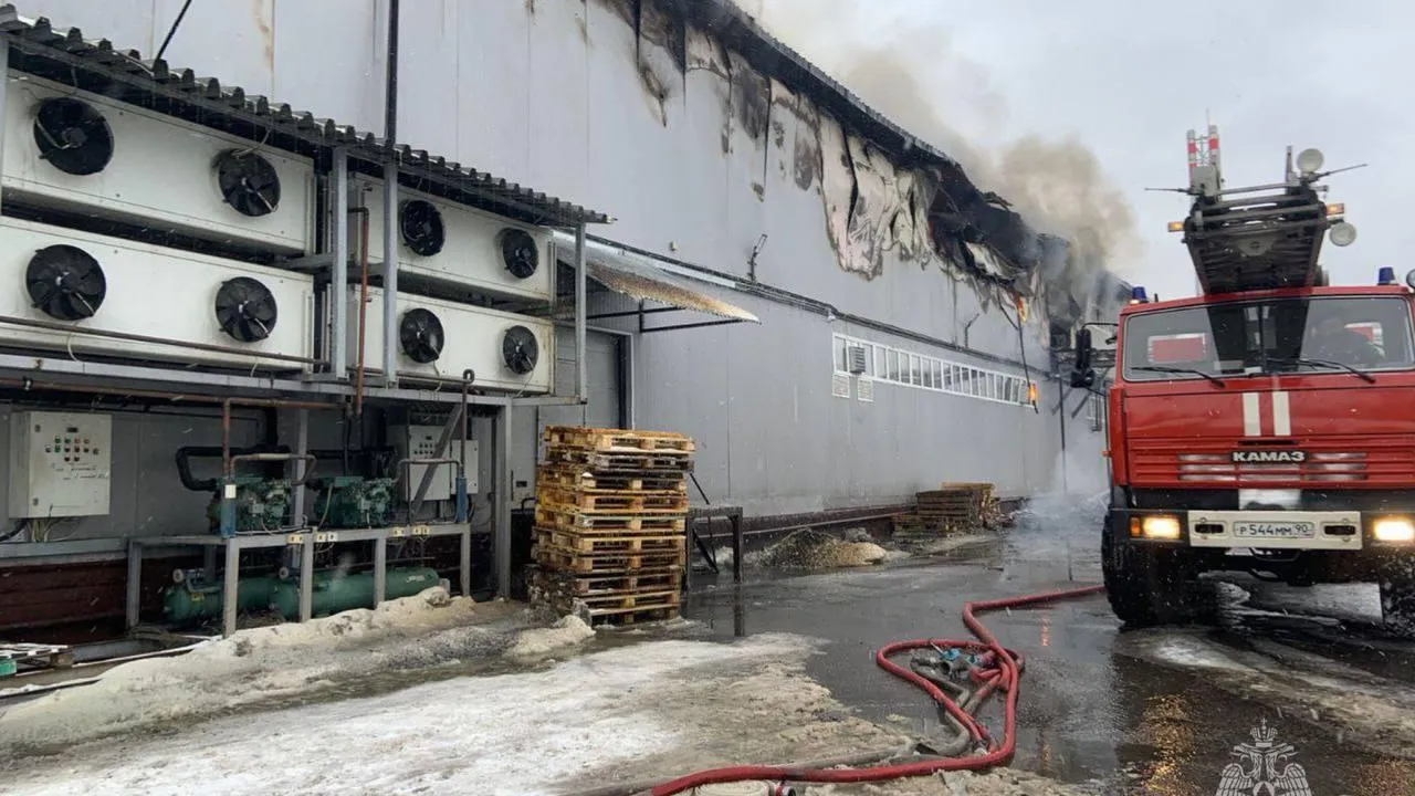 Производственное здание загорелось в Подмосковье на площади 1,4 тысячи квадратных метров