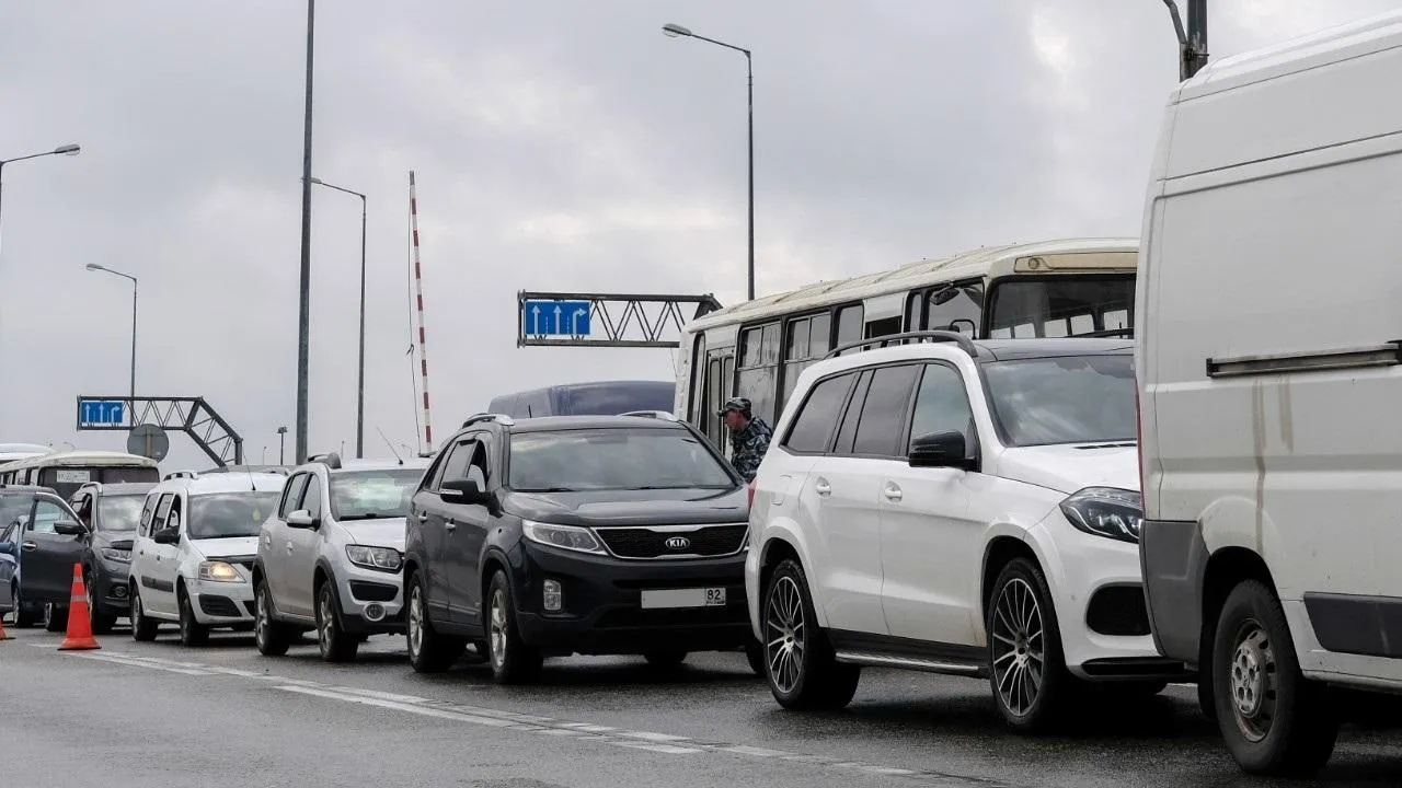 Пробка у Крымского моста сократилась до семи километров