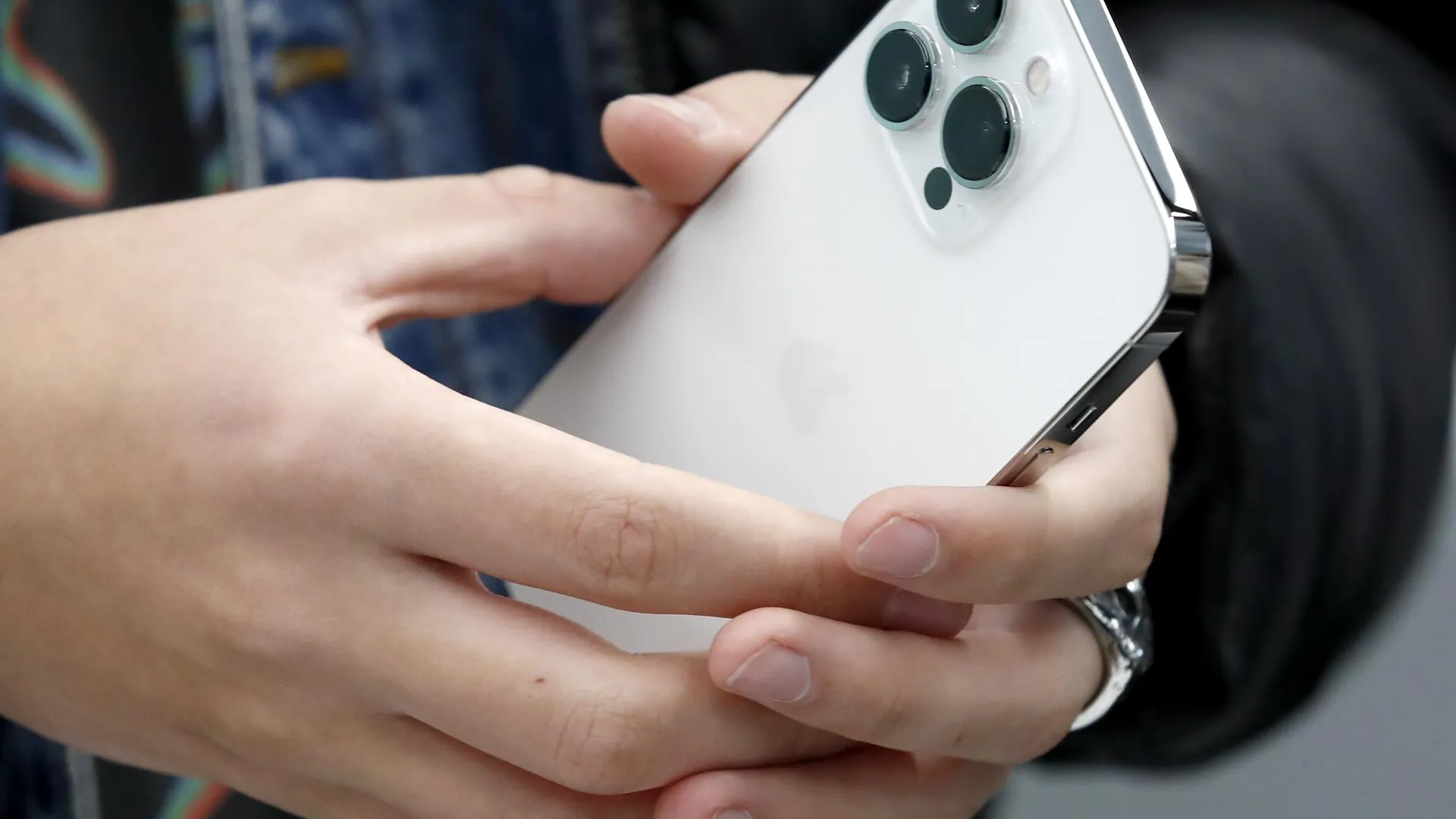 Эксперты обнаружили шпионские импланты в смартфонах Apple