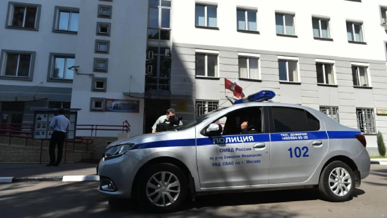 В Кемерове прохожие положили мужчину лицом в газон
