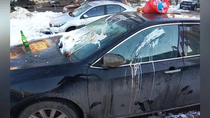 Жители Балашихи забросали яйцами машину автохама